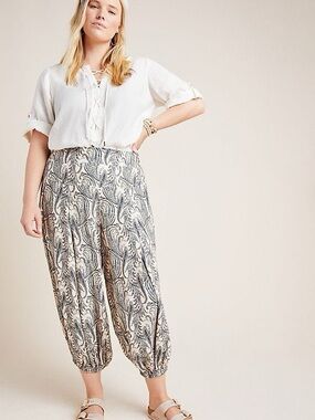 EUC Anthropologie Paisley-Print Loose Fit Harem Style Capris Green/Cream Large